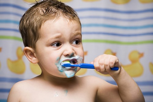 Dạy trẻ thói quen giữ gìn vệ sinh răng miệng.